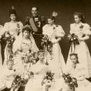 Bryllupsbilde med brudepiker (Foto: Gunn & Stuart, London, Det kongelige hoffs fotoarkiv)
